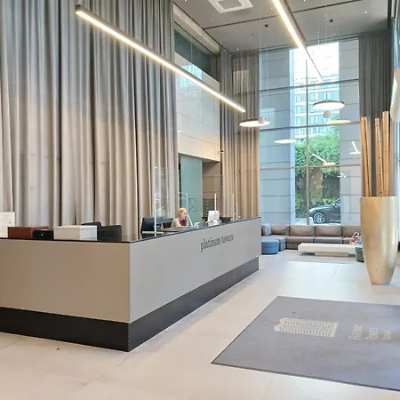 Warsaw's Manhattan Grand Apartamento Varsovia